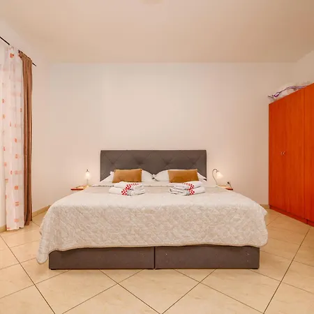 Ane Apartamento Vrh (Krk)